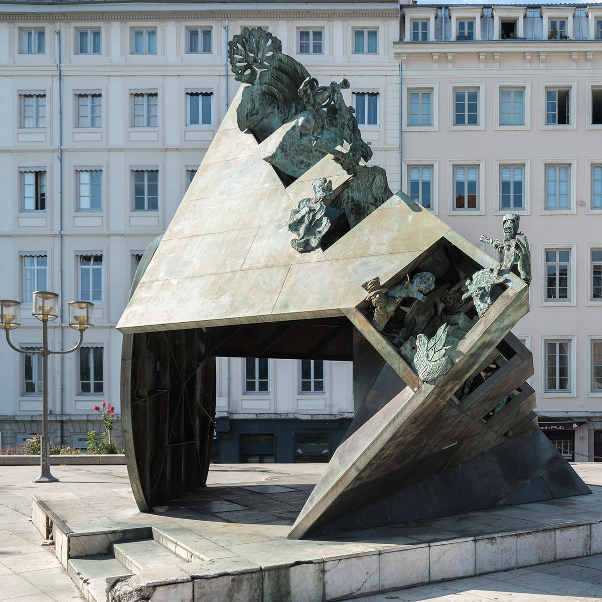 Sculpture des Guignols place Louis Pradel par Ipousteguy (1982) (Jean ROBERT 1920-2006)