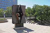 "Deber - Modulation sur le carré " par  Maxime  Descombin (1909-2003) Sculpture sur le parvis du Centre Commercial de la Part-Dieu Lyon 3ème
