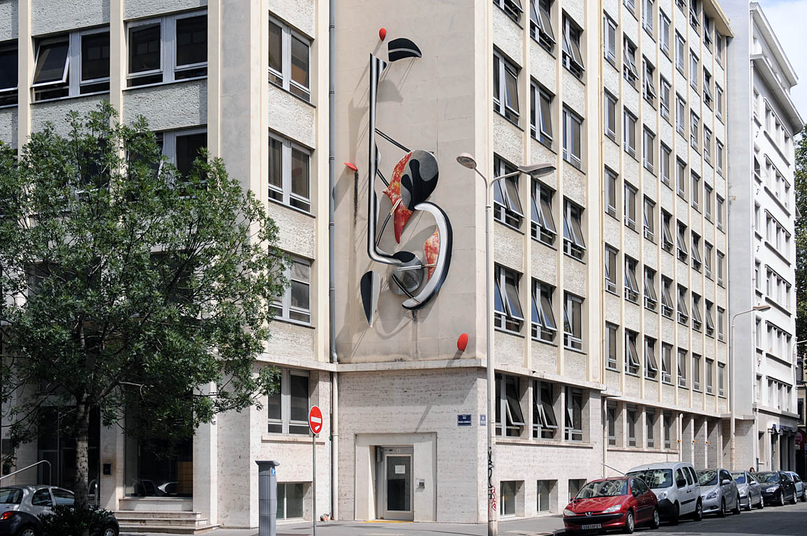 Sculpture sur la façade d’un Immeuble rue Pierre Corneille