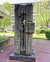 "Silence" de Jean-Paul Six (1969) (élève d’Ivan Avoscan) - Assemblage de quatre blocs de béton coffrés et burinés - (immeubles Zumbrunnen) Cours Lafayette Lyon 3ème