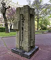 "Silence" de Jean-Paul Six (1969) (élève d’Ivan Avoscan) - Assemblage de quatre blocs de béton coffrés et burinés - (immeubles Zumbrunnen) Cours Lafayette Lyon 3ème