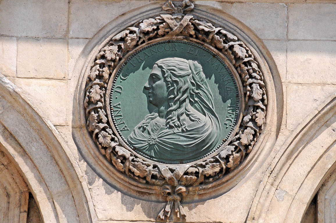Anne d’Autriche - Médaillon sur la façade de l’Hotel de Ville par Claude Warin (Maître graveur à la monnaie de Lyon 1630-1654) - Place des Terreaux Lyon 1er
