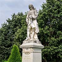 Bernard de Jussieu (1699-1777) est un botaniste français Créateur du Parc de la Tête d’Or par Pierre Aubert (1853-1912)- Devant la Grande serre du Parc