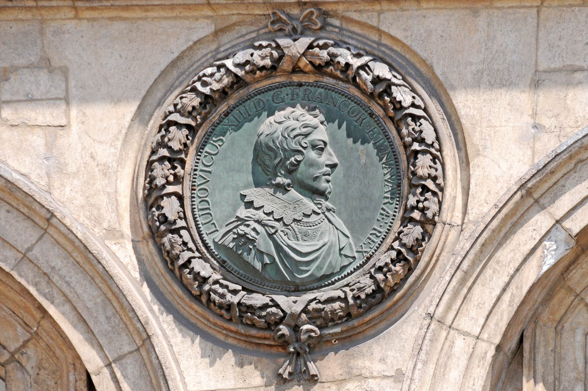 Louis XIII - Médaillon sur la façade de l’Hotel de Ville par Claude Warin (Maître graveur à la monnaie de Lyon 1630-1654) - Place des Terreaux Lyon 1er