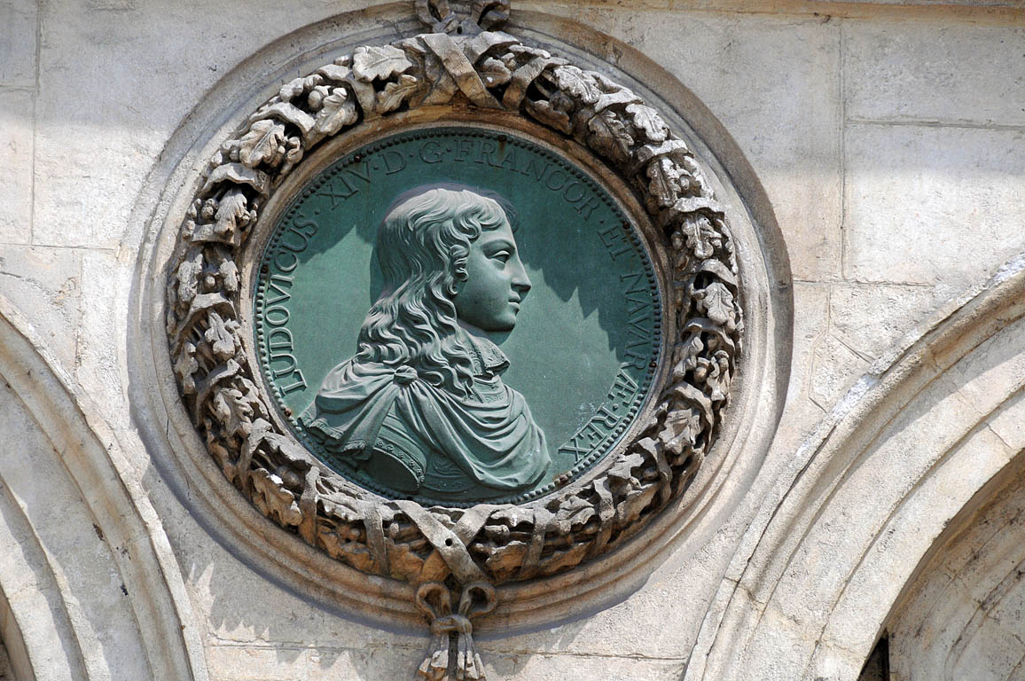 Louis XIV  (1638-1715)- Médaillon sur la façade de l’Hotel de Ville par Claude Warin (Maître graveur à la monnaie de Lyon 1630-1654) - Place des Terreaux Lyon 1er