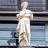Thalie (1862) Guillaume Bonnet (1820-1873) Thalie est la muse de la comédie et de la poésie pastorale. Fronton de l&rsquo;Opéra Place de la Comédie Lyon 1er