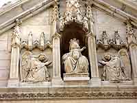 Vierge à l’Enfant adorés par deux anges - par Jean-Baptiste Cony et Comparat (1866-1870)Façade église Saint Georges Lyon 5ème