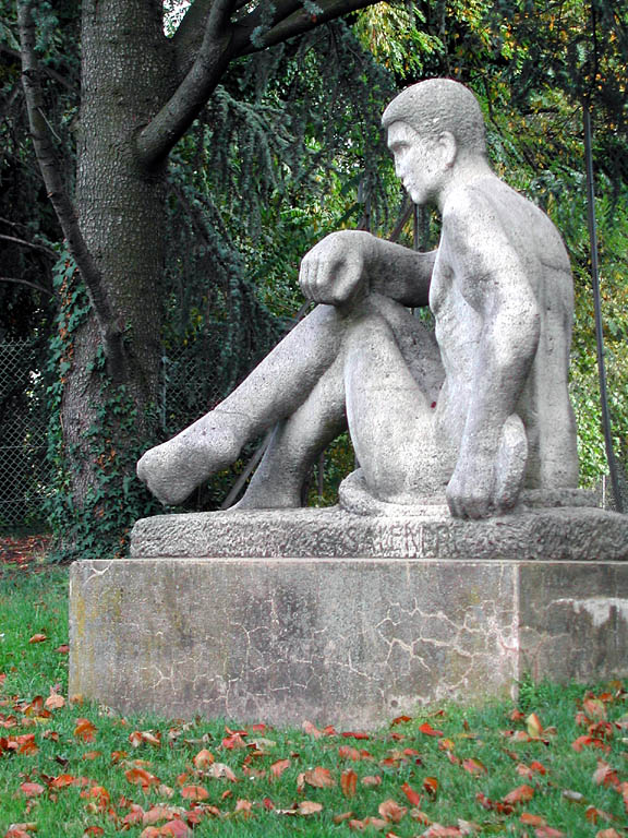 Statue par Georges Salendre (1890-1985) près du stade de la Duchère (Lyon 9ème)