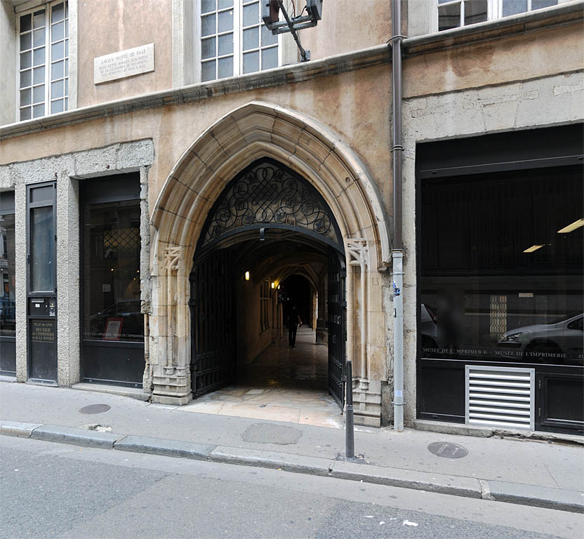 Traboule de l’hotel de la Couronne (musée de l’imprimerie) 13 rue de la Poulaillerie au 2 rue des Forces - Lyon 2ème