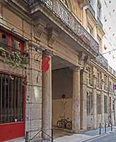 Acces par le 3bis ou le 5 petite rue des Feuillants -  Sorties par le 5 Place Croix-Paquet ou le 4 rue de Thou (1607-1642) Lyon 1er