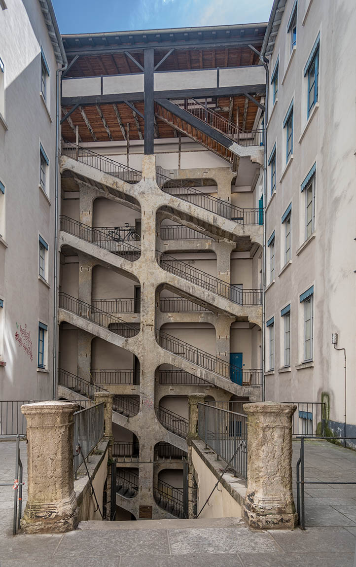 Escaliers de la Cour des Voraces - Traboule du 9 rue Diderot au 29 rue Imbert Colomes ou au 14 Montée Saint Sébastien - Lyon 1er