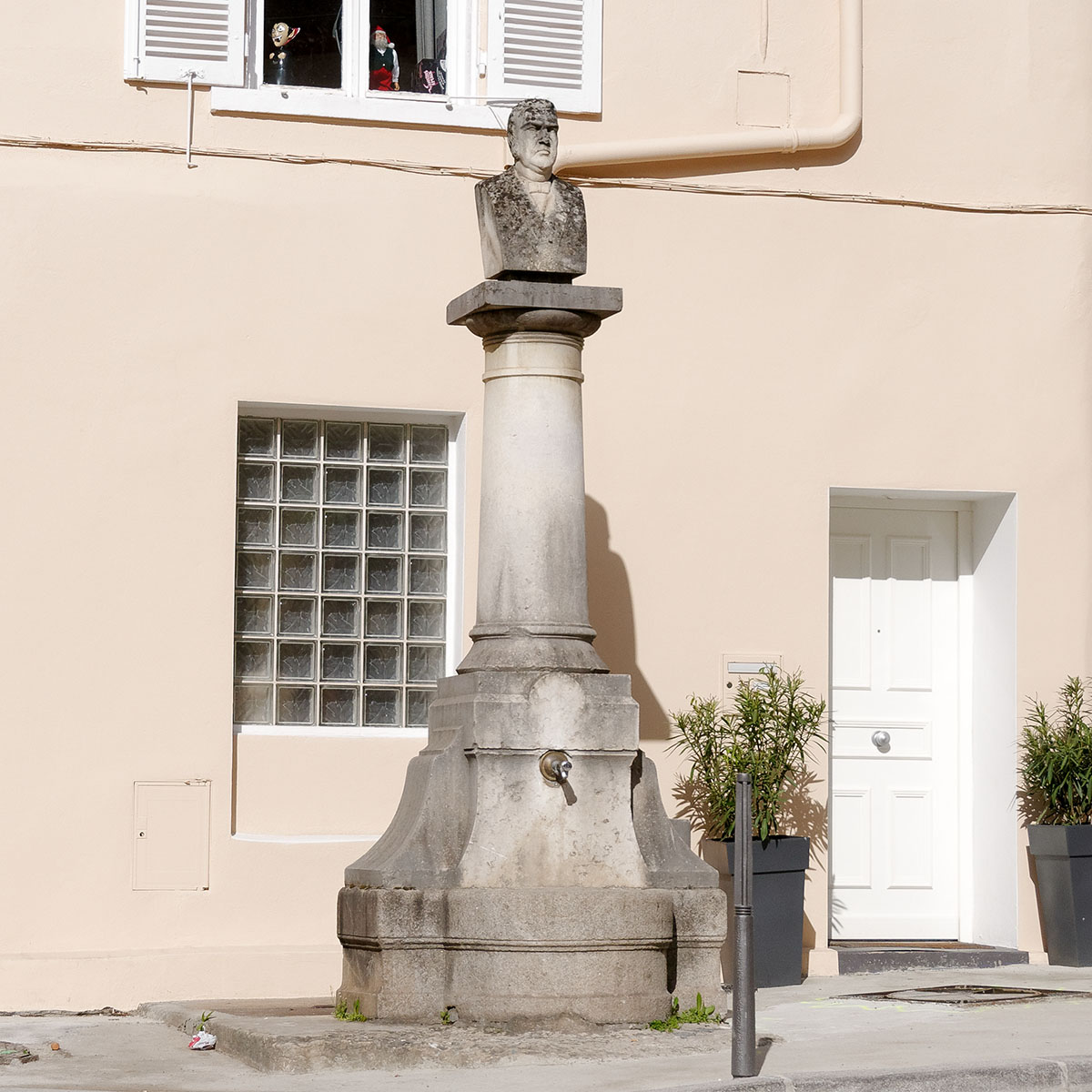 "Claude Marie Louis Malibran" docteur en Médecine (né en 1804 à  Saint Rambert L’Île Barbe) par André Tajana en remplacement d’une statue en Bronze de Duret. Saint Rambert