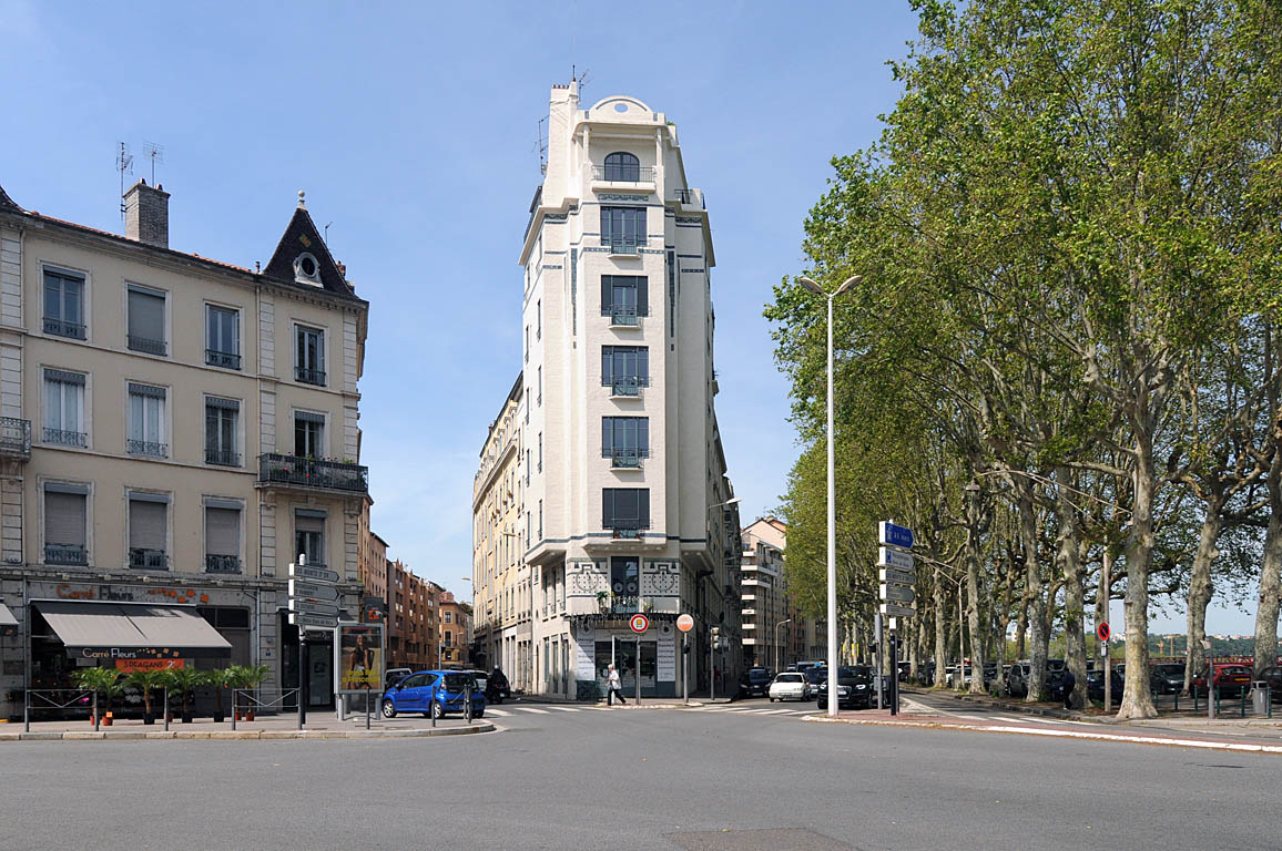 "Immeuble Cateland" (1876 - 1948) construit en 1911, au 24 Quai Jaÿr  Premier Immeuble d’habitation de Lyon en béton armé Vaise Lyon 9ème