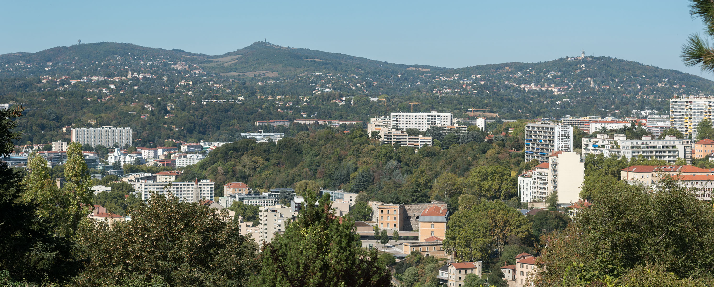 Mont Verdun, Mont Thou et Mont Cyndre vus du parc des hauteurs Lyon 5ème